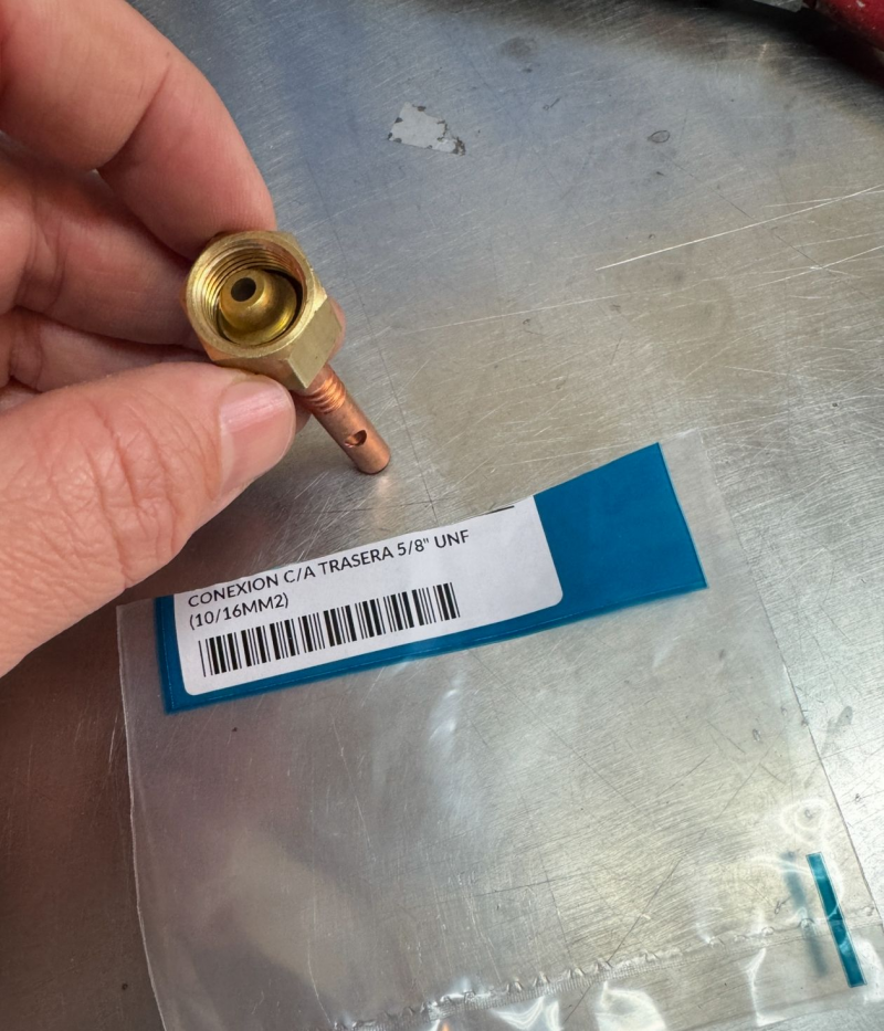 Conexión C/A trasera 5/8" UNF